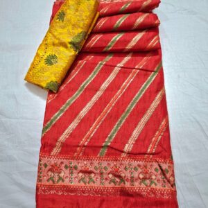 Red colour silk blend printed saree with contrast blouse - Image 5