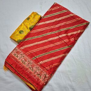 Red colour silk blend printed saree with contrast blouse - Image 4